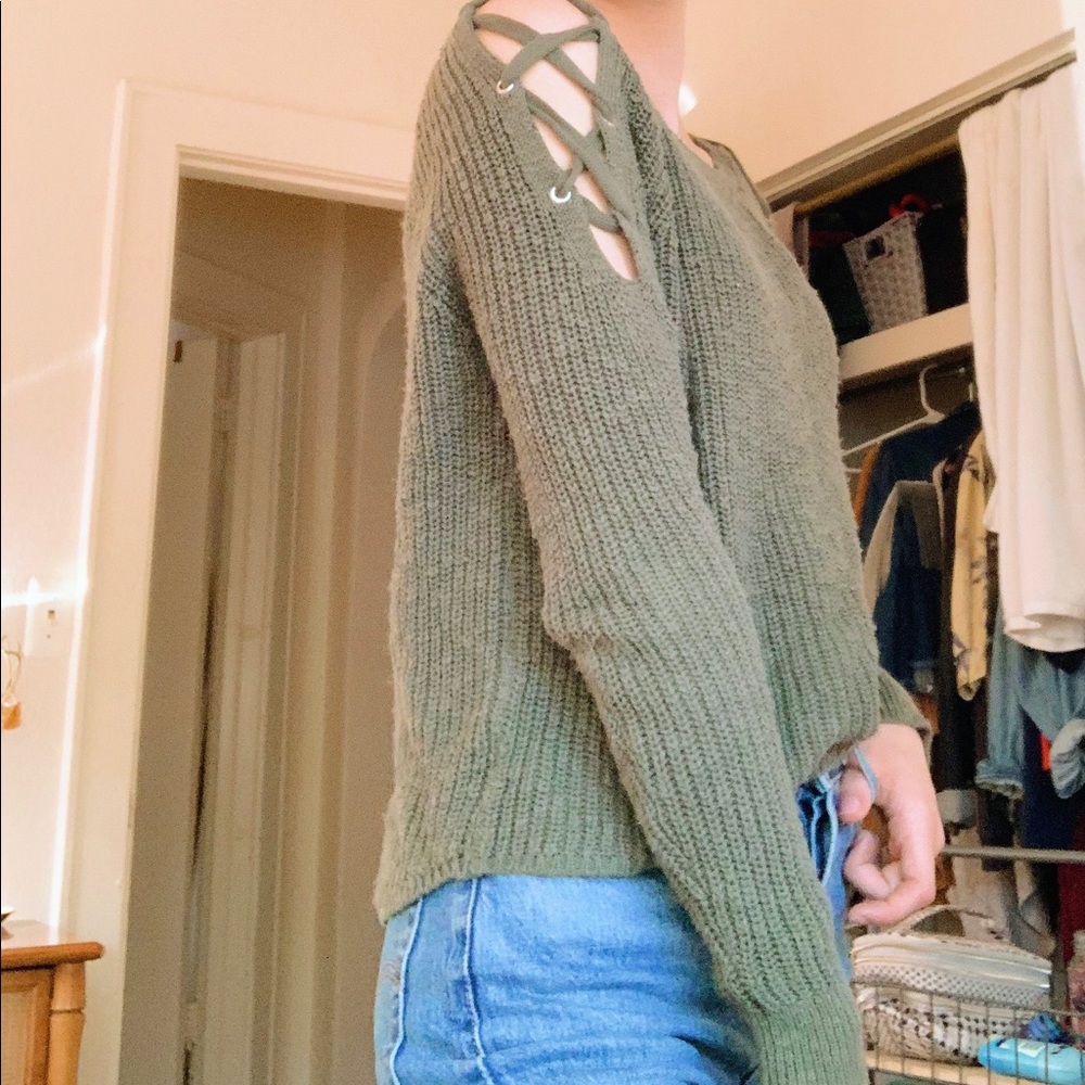 green sweater - Picture 2 of 2